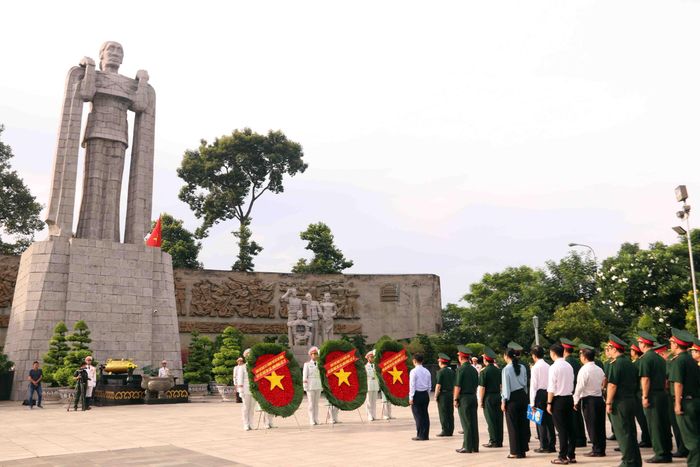 Ngày 20/5, Ban Chỉ đạo về tìm kiếm, quy tập và xác định danh tính hài cốt liệt sĩ Thành phố Hồ Chí Minh dâng hoa trước anh linh các Anh hùng liệt sĩ tại Nghĩa trang Thành phố trước khi thực hiện triển khai Chiến dịch Chiến dịch “500 ngày đêm đẩy mạnh thực hiện tìm kiếm, quy tập và xác định danh tính hài cốt liệt sĩ”. Ảnh: Xuân Khu- TTXVN