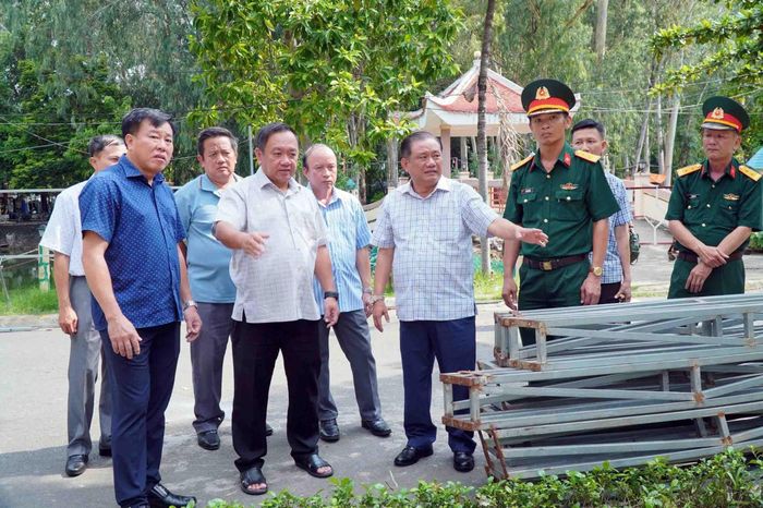 Lãnh đạo Ban Chỉ đạo về tìm kiếm, quy tập và xác định danh tính hài cốt liệt sĩ của Quân khu 7 khảo sát địa điểm tiến hành thăm dò tại Công viên Lê Thị Riêng vào ngày 18/6 Ảnh: Xuân Khu-TTXVN