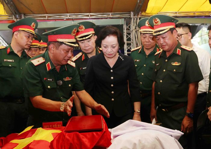 Bà Phạm Thị Thanh Trà, Bí thư Trung ương Đảng, Phó Thủ tướng Chính phủ, Trưởng Ban Chỉ đạo Quốc gia về tìm kiếm, quy tập và xác định danh tính hài cốt liệt sĩ xem xét những di vật ban đầu tìm được. Ảnh: Xuân Khu-TTXVN
