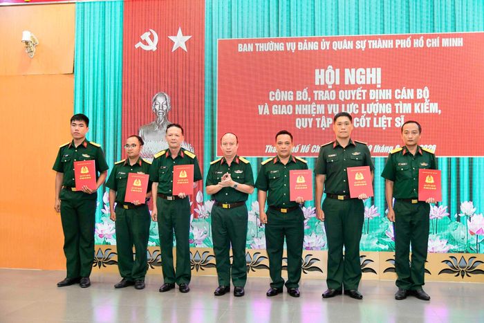 Bộ Tư lệnh Thành phố Hồ Chí Minh trao quyết định phân công nhiệm vụ cho lực lượng chuyên trách tìm kiếm, quy tập và xác định danh tính hài cốt liệt sĩ trên địa bàn Thành phố Hồ Chí Minh. Ảnh: Xuân Khu-TTXVN