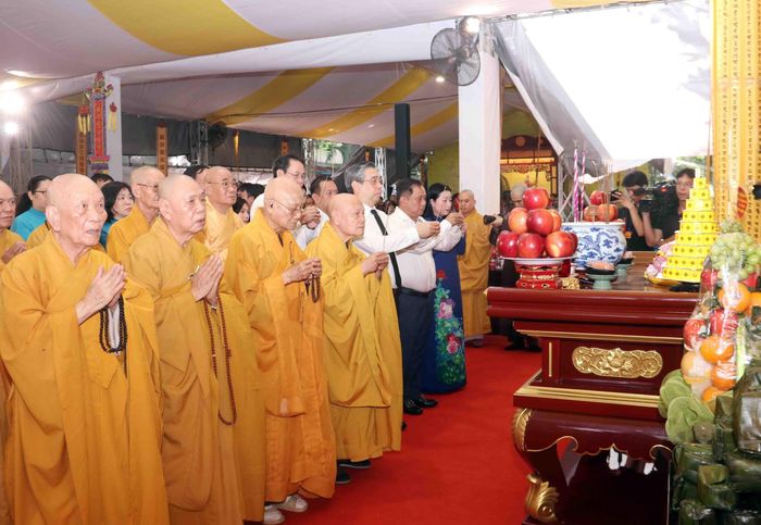 Đại lễ tưởng niệm- ký siêu anh hùng liệt sĩ, chiến sĩ và đồng bào yêu nước hy sinh trong Chiến dịch Mậu Thân 1968 được chôn cất tại Công viên Lê Thị Riêng, do Giáo hội Phật giáo Việt Nam Thành phố Hồ Chí Minh tổ chức ngày 14/6. Ảnh: Xuân Khu-