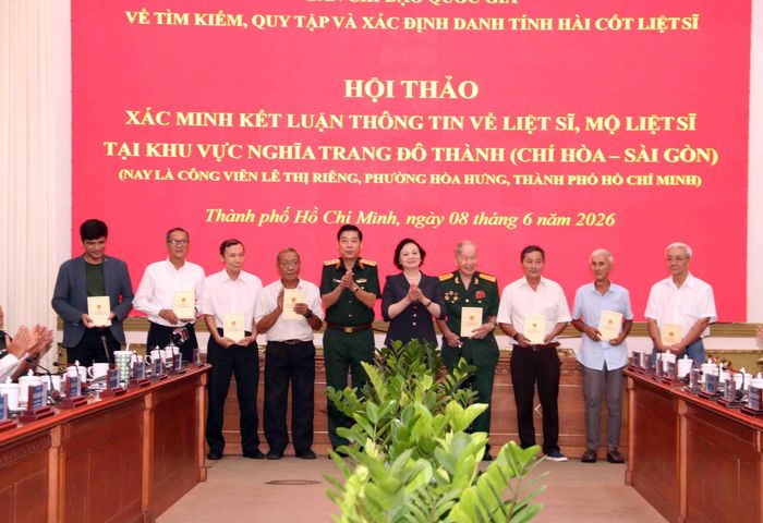 Bà Phạm Thị Thanh Trà, Bí thư Trung ương Đảng, Phó Thủ tướng Chính phủ, Trưởng Ban Chỉ đạo 515 Quốc gia về tìm kiếm, quy tập và xác định danh tính hài cốt liệt sĩ tri ân các nhân chứng, nhà khoa học đã cung cấp thông tin về liệt sĩ, mộ liệt sĩ tại khu vực Công viên Lê Thị Riêng . Ảnh: Xuân Khu-TTXVN