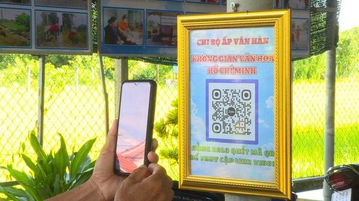 Quét mã QR Code để vào thăm không gian văn hóa Hồ Chí Minh trên mạng của ấp Vân Hàn, xã Thái Mỹ - cửa ngõ phía Tây Bắc chiến lược của TP. Hồ Chí Minh kết nối liên vùng với tỉnh Tây Ninh. Ảnh: Hữu Duyên – TTXVN