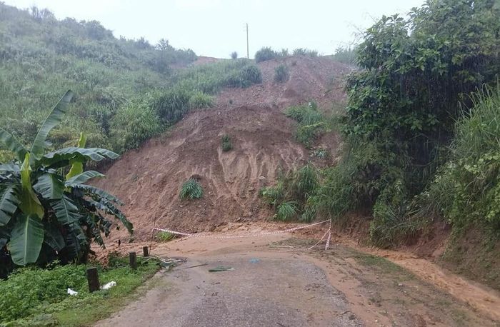 Điểm sạt lở taluy dương tại Km00 + 600 trên tuyến đường Huổi Só - Huổi Lóng. Ảnh: TTXVN phát