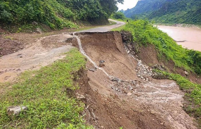 Sạt lở taluy âm mất nền đường tại Km7+950 tuyến đường Huổi Só - Huổi Lóng. Ảnh: TTXVN phát