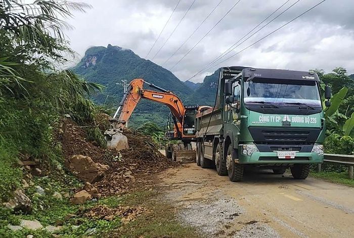 Khắc phục sạt lở tại Km436+020 Quốc lộ 6. Ảnh: TTXVN phát