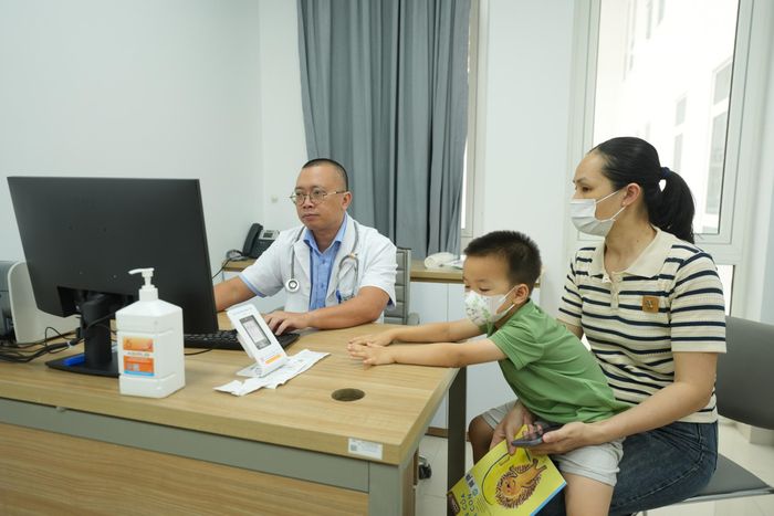 Chị Nguyễn Thị Huệ cũng lựa chọn Bạch Mai cơ sở Ninh Bình là nơi khám sức khỏe cho gia đình. Ảnh: Sơn Nam