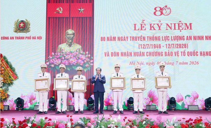Bí thư Thành ủy Hà Nội Trần Đức Thắng trao Huân chương Bảo vệ Tổ quốc hạng Nhì, Ba cho các tập thể, cá nhân có thành tích xuất sắc. Ảnh: Phạm Kiên - TTXVN
