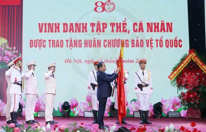Bí thư Thành ủy Hà Nội Trần Đức Thắng trao Huân chương Bảo vệ Tổ quốc hạng Nhất tặng Công an thành phố Hà Nội. Ảnh: Phạm Kiên - TTXVN