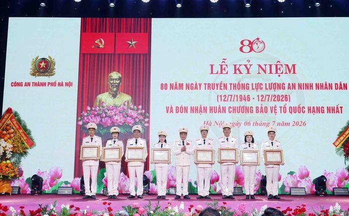 Trung tướng Nguyễn Thanh Tùng, Giám đốc Công an thành phố Hà Nội trao Bằng khen của Bộ trưởng Bộ Công an cho các tập thể và cá nhân có thành tích xuất sắc. Ảnh: Phạm Kiên - TTXVN