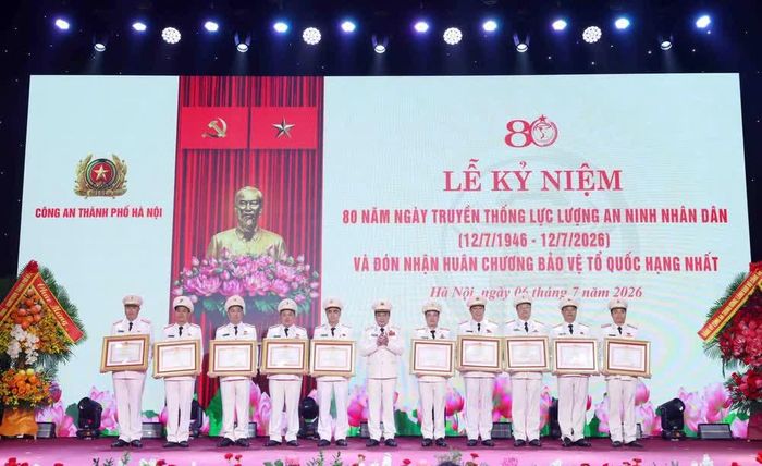 Trung tướng Nguyễn Thanh Tùng, Giám đốc Công an thành phố Hà Nội trao Bằng khen của Thủ tướng Chính phủ cho các tập thể, cá nhân có thành tích xuất sắc. Ảnh: Phạm Kiên - TTXVN