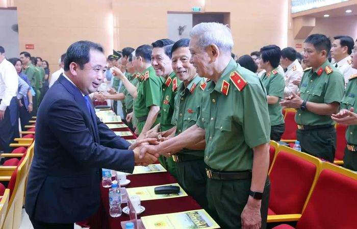 Bí thư Thành ủy Hà Nội Trần Đức Thắng với các đại biểu. Ảnh: Phạm Kiên - TTXVN