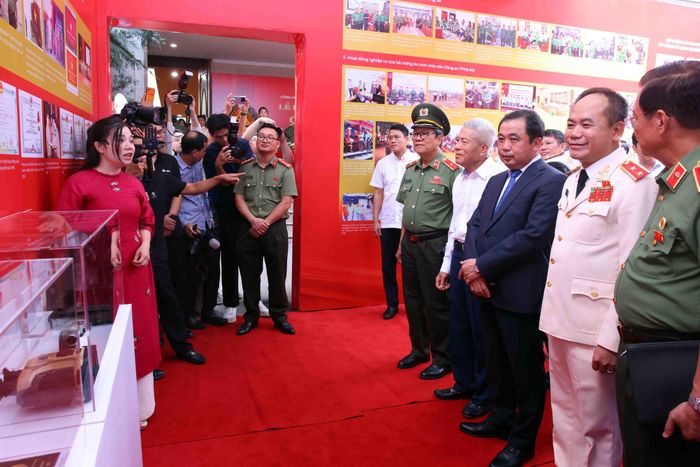 Bí thư Thành ủy Hà Nội Trần Đức Thắng và các đại biểu tham quan những hình ảnh, tư liệu về lực lượng An ninh nhân dân, Công an thành phố Hà Nội. Ảnh: Phạm Kiên - TTXVN