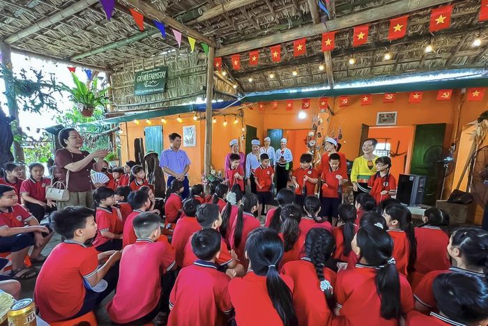Học sinh trải nghiệm học tiếng Mường