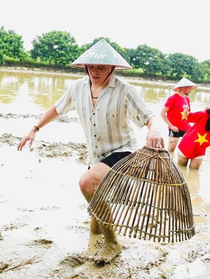Du khách với nhiều trải nghiệm với những công việc đồng ánh của người dân Mường Cốc