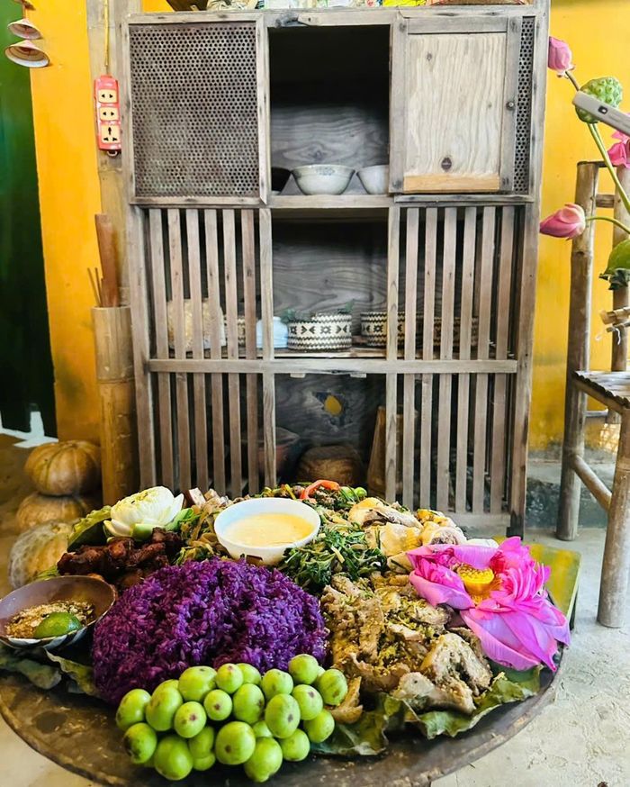 Không gian trưng bày nông cụ và hiện vật của gia đình
