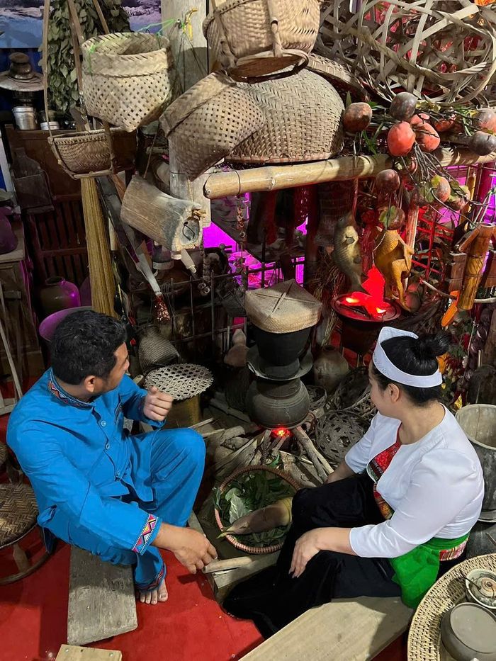 Với chị Yến, căn bếp Mường của gia đình chính là nơi có nhiều câu chuyện để kể cho du khách nhất