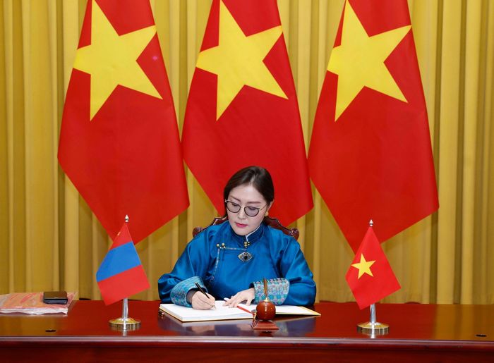 Đại sứ Mông Cổ Hulan Ganbaatar ghi lưu bút