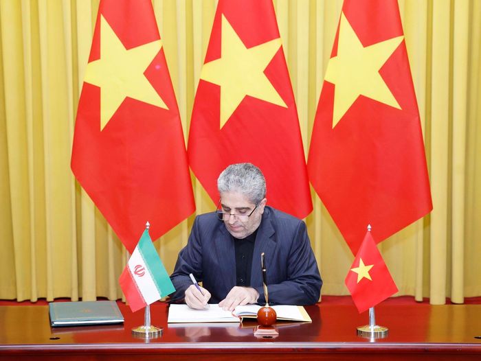 Đại sứ Cộng hòa Hồi giáo Iran Akbar Ghasemi Ali Abadi ghi lưu bút