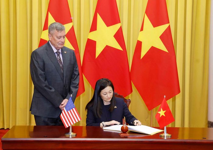 Đại sứ Hợp chúng quốc Hoa Kỳ Jennifer Wicks McNamara ghi lưu bút