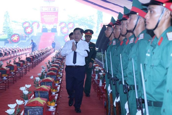 Phó Thủ tướng Thường trực Phạm Gia Túc tại lễ truy điệu hài cốt liệt sĩ - Ảnh: VGP/Phương Nguyên