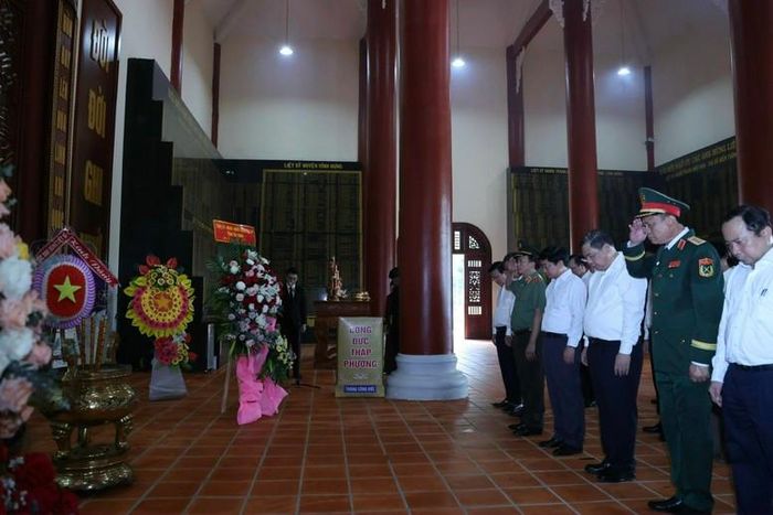 Phó Thủ tướng Thường trực Phạm Gia Túc và đoàn công tác Trung ương tới dâng hương, dâng hoa tưởng niệm các Anh hùng liệt sĩ tại Di tích lịch sử quốc gia khu vực đồn Long Khốt, xã Tuyên Bình, tỉnh Tây Ninh - Ảnh: VGP/Phương Nguyên
