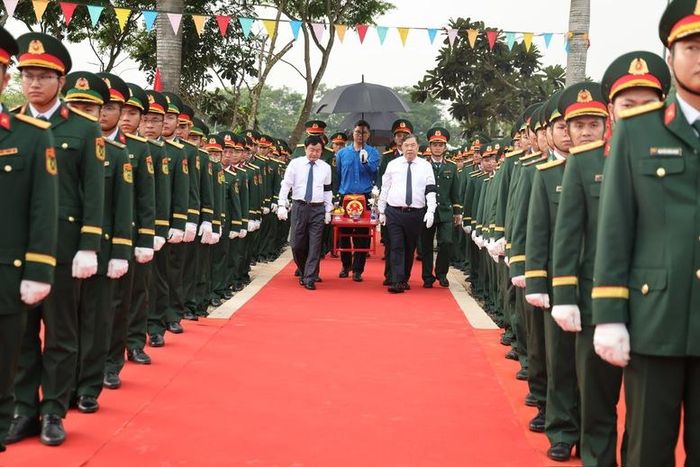 Phó Thủ tướng Thường trực Phạm Gia Túc và các đại biểu truy điệu hài cốt liệt sĩ - Ảnh: VGP/Phương Nguyên