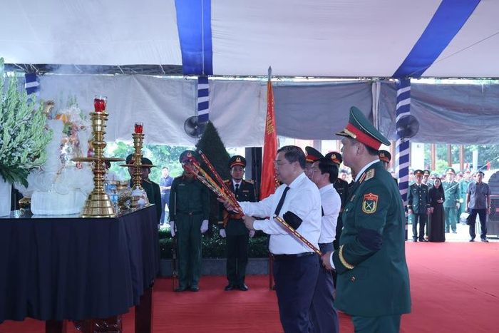 Phó Thủ tướng Thường trực Chính phủ Phạm Gia Túc cùng các đại biểu dâng hoa, dâng hương, dành phút mặc niệm tưởng nhớ các Anh hùng liệt sĩ hy sinh vì độc lập, tự do của Tổ quốc và làm nghĩa vụ quốc tế cao cả - Ảnh: VGP/Phương Nguyên