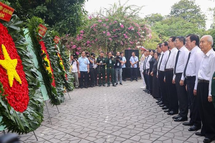 Thủ tướng Chính phủ Lê Minh Hưng và các đại biểu dâng hương, dâng hoa tại tượng đài Cố Tổng Bí thư Trần Phú và Bia tưởng niệm các Anh hùng liệt sĩ tại Công viên Lê Thị Riêng - Ảnh: VGP/Nhật Bắc