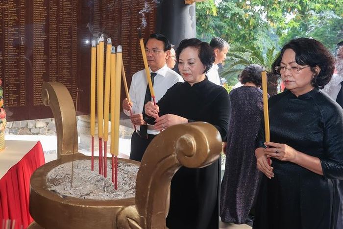 Phó Thủ tướng Phạm Thị Thanh Trà dâng hương tại Bia tưởng niệm các Anh hùng liệt sĩ tại Công viên Lê Thị Riêng - Ảnh: VGP/Nhật Bắc