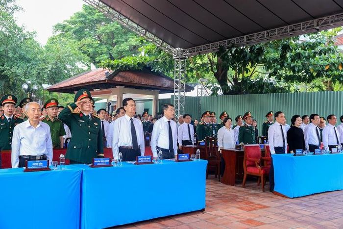 Thủ tướng Chính phủ Lê Minh Hưng và các đại biểu thực hiện nghi lễ Chào cờ - Ảnh: VGP/Nhật Bắc