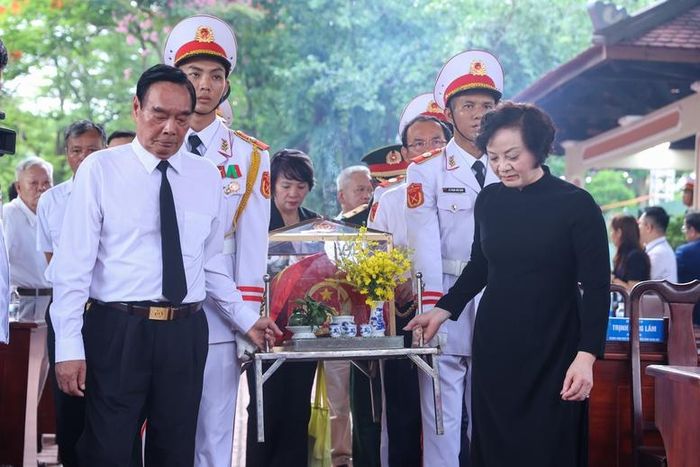  Phó Thủ tướng Chính phủ Phạm Thị Thanh Trà cùng các đại biểu thực hiện nghi thức quy tập, di chuyển hài cốt liệt sĩ vào nhà quàn - Ảnh: VGP/Nhật Bắc 