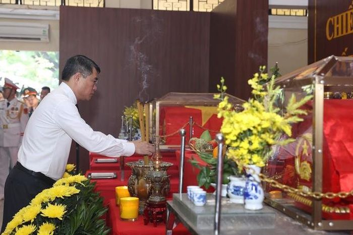 Thủ tướng dâng hương tri ân các Anh hùng liệt sĩ - Ảnh: VGP/Nhật Bắc