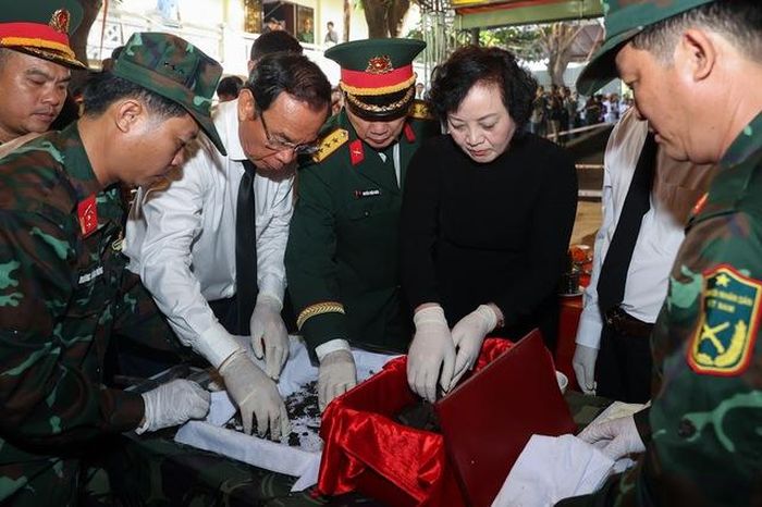 Phó Thủ tướng Chính phủ Phạm Thị Thanh Trà cùng các đại biểu thực hiện nghi thức quy tập hài cốt liệt sĩ - Ảnh: VGP/Nhật Bắc
