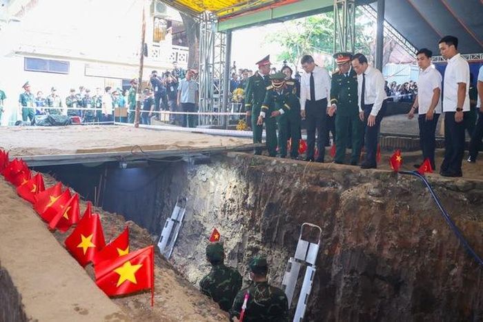 Thủ tướng Chính phủ Lê Minh Hưng tại thực địa quy tập hài cốt liệt sĩ - Ảnh: VGP/Nhật Bắc