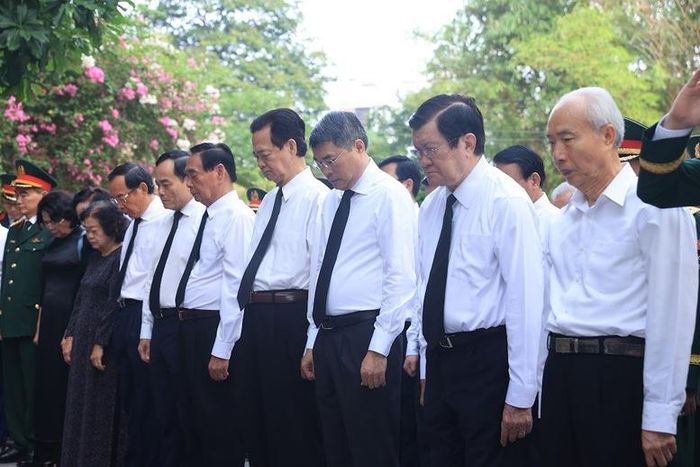  Thủ tướng Chính phủ Lê Minh Hưng và các đại biểu dành phút mặc niệm, bày tỏ lòng biết ơn vô hạn với các nhà lãnh đạo tiền bối, hàng triệu người con ưu tú của dân tộc tại Công viên Lê Thị Riêng - Ảnh: VGP/Nhật Bắc 