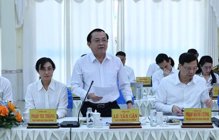Thứ trưởng Bộ Tài chính Lê Tấn Cận phát biểu tại cuộc làm việc - Ảnh: VGP/Phương Nguyên