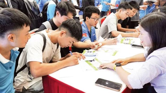 Phiên giao dịch việc làm tại Trường cao đẳng Cơ điện Hà Nội.