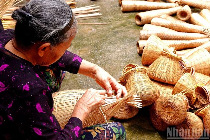 Bàn tay thạo nghề của bà Thúy vẫn thoăn thoắt trong từng đường đan. Ảnh: LINH VŨ