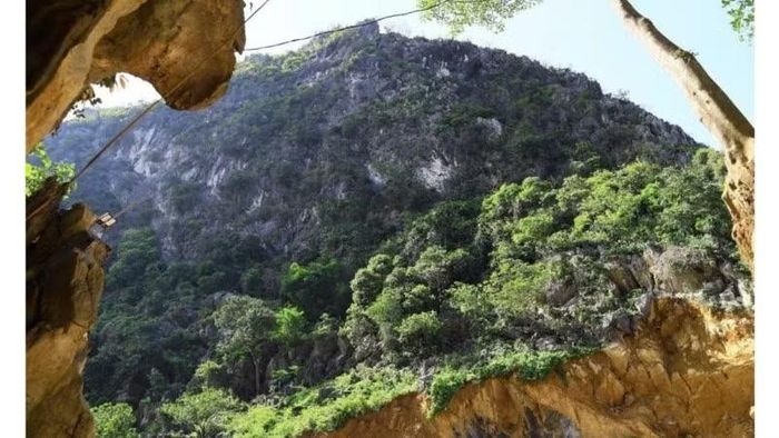 Cảnh quan núi trước cửa hang động Tiên Chúa. (Ảnh: Viện Khảo cổ học)