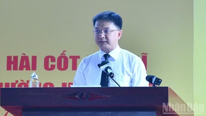 Lãnh đạo Ủy ban nhân dân Thành phố Hồ Chí Minh báo cáo tại buổi lễ. (Ảnh: Thanh Giang)