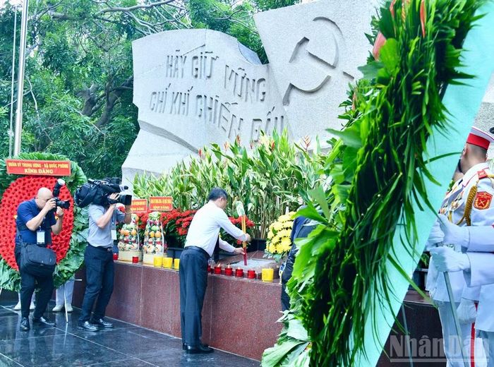 Thủ tướng Lê Minh Hưng dâng hương tưởng niệm cố Tổng Bí thư Trần Phú