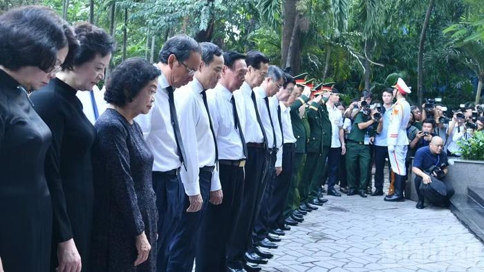 Thủ tướng Lê Minh Hưng và các đại biểu dành một phút mặc niệm tưởng nhớ cố Tổng Bí thư Trần Phú. (Ảnh: Thanh Giang)