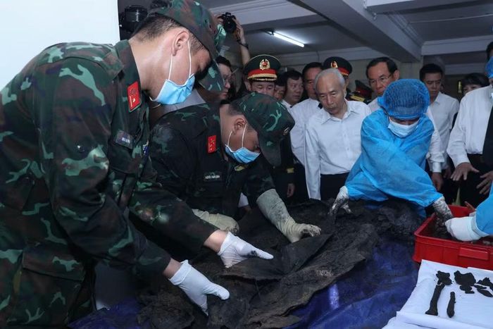 Lực lượng Quân đội thực hiện công tác tìm kiếm hài cốt liệt sĩ tại Công viên Lê Thị Riêng. (Ảnh: VGP/Nhật Bắc)