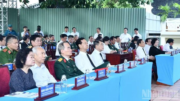  Thủ tướng Chính phủ Lê Minh Hưng và các đồng chí lãnh đạo, nguyên lãnh đạo Đảng, Nhà nước, các đại biểu tham dự buổi lễ. (Ảnh: Thanh Giang) 