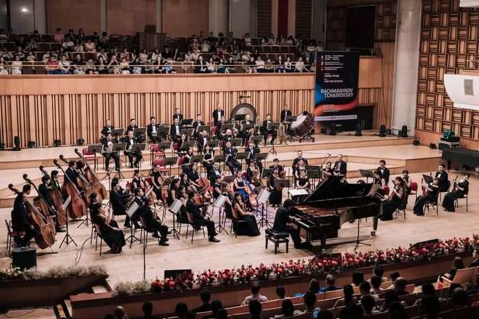 Màn kết hợp ấn tượng giữa nghệ sĩ piano trẻ quốc tế Toby Tan Kai Rong và dàn nhạc giao hưởng Việt Nam trên sân khấu hoành tráng của Học viện Âm nhạc Quốc gia Việt Nam.