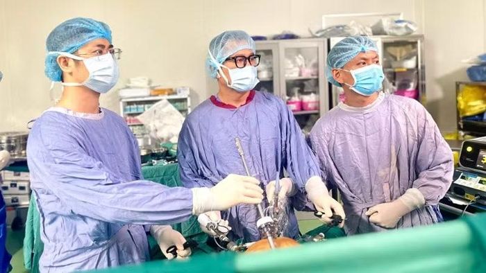 Bác sĩ can thiệp cho bệnh nhân.