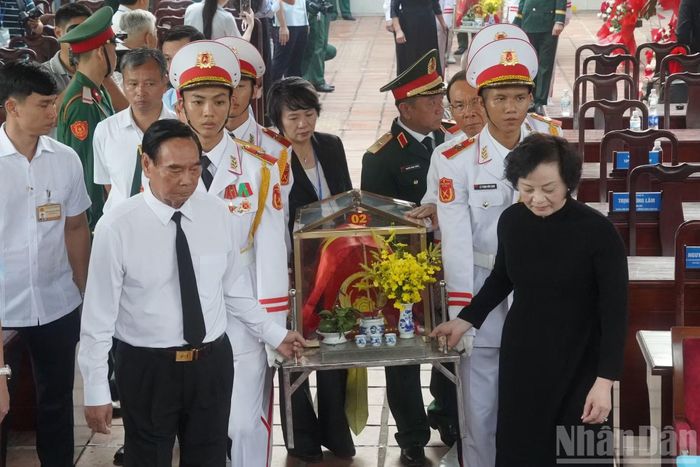 Lãnh đạo Đảng và Nhà nước thực hiện lễ truy điệu liệt sĩ.