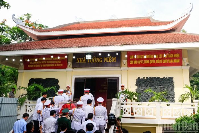 Hài cốt liệt sĩ được đưa vào Nhà tưởng niệm tại Công viên Lê Thị Riêng.