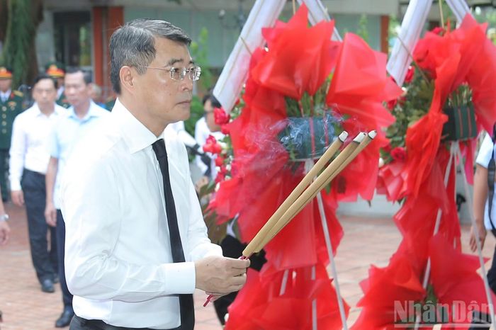  Thủ tướng Lê Minh Hưng dâng hương. 
